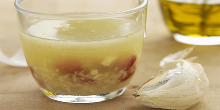「大蒜」打成汁營養價值加倍！6步驟自製「有機大蒜汁」，對抗膽固醇、掉髮、哮喘都有效！