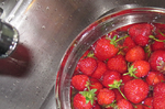 洗草莓時蒂頭該不該摘除？正確洗法三步驟：養分完整保留，細菌農藥無殘留｜每日健康 Health
