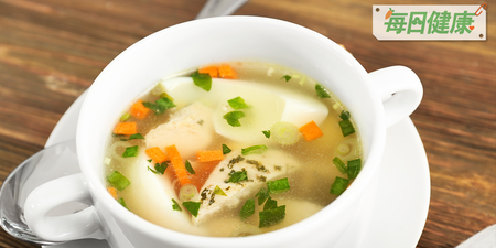 冬天來碗熱騰騰的雞湯吧！研究：不僅補身體，加上這「六種食材」一起煮搖身成為抗感冒神器｜每日健康 Health
