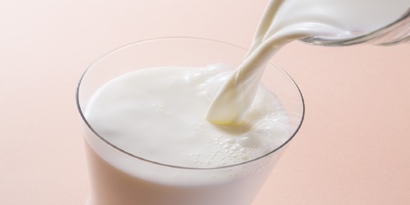 喝牛奶可以補鈣防骨鬆？醫師：這些人反而越喝鬆越快｜每日健康 Health