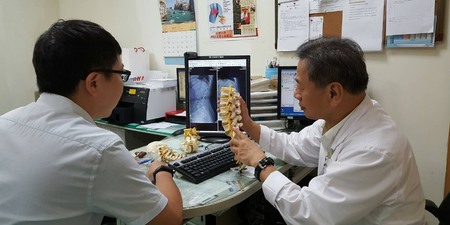 脊椎手術更精準安全！ 有賴「雷納生」微創機械手臂+3D導航定位