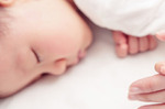 趴睡不只會窒息！兒醫提醒：預防嬰兒猝死症，爸媽應注意的4件事