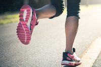 跑步時著地的是腳跟還腳尖？醫師警告「錯誤姿勢」恐讓膝關節提早報銷！