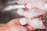 用「清水」洗「雞肉」，等於吞下要命細菌？六種錯誤洗菜迷思竟然是｜每日健康 Health