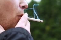 煙民自創「戴口罩吸煙」　希臘研究：恐損害心血管功能、增早死風險