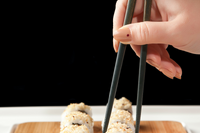 日本發明讓飯菜變鹹的「電筷子」　減少吃鹽美味不減！低鈉飲食者的福音來啦