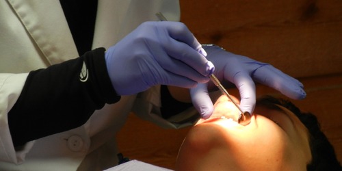 嘴生瘡竟是愛滋病徵兆？　牙醫點出「8種可以從口腔狀況看出來的疾病」