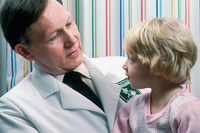 醫生就可以隨意「檢查」兒童的敏感部位？　專家：須重視「醫療虐待」