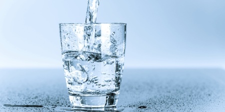 「溫水排毒」挑對時間喝才有用，小心「牛飲傷腎」，六大喝水「黃金時機」，這樣喝，排毒最暢通！