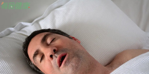 閉上嘴巴！研究顯示「口呼吸」將削弱氧氣供應　恐為失眠和鼻塞罪魁禍首　