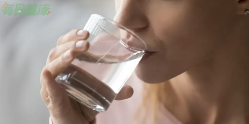 喝水也能「中毒」！專家曝光10大症狀　嚴重時甚至可能昏迷或死亡
