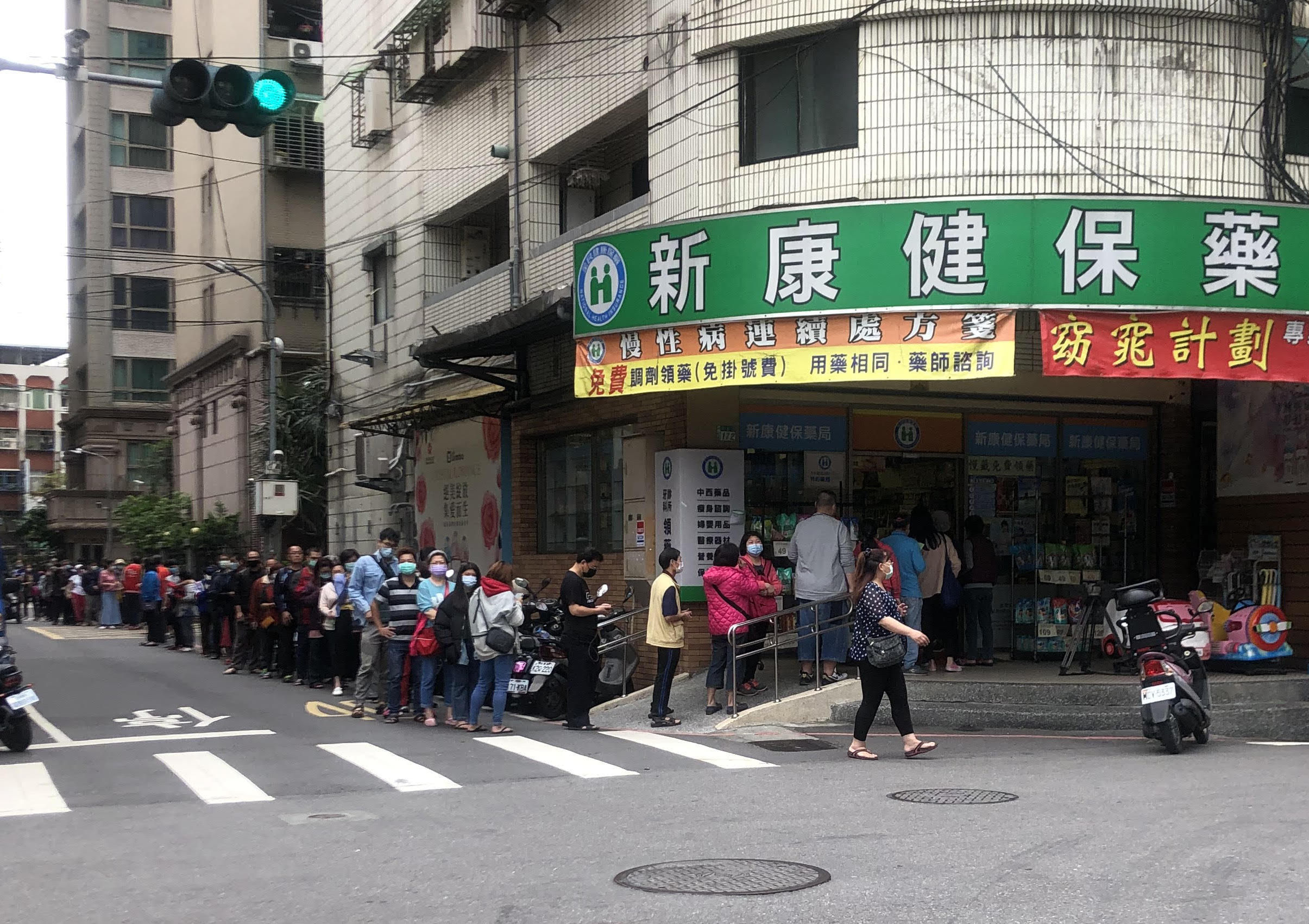 防疫期間民眾買口罩經常大排長龍