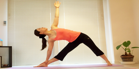 對女人最好的瑜珈姿勢之一！「三角式」伸展提高消化，還能減緩坐骨神經痛！