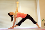 對女人最好的瑜珈姿勢之一！「三角式」伸展提高消化，還能減緩坐骨神經痛！