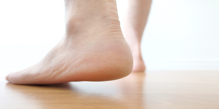 走沒多久「腳跟」就「刺痛」？蔡醫師教你「2式運動」自己在家就能根治它！｜每日健康Health