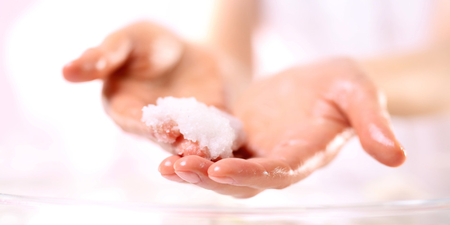 「鹽」就是最省錢的美白神物 ～ 在家就可以做—–洗這 4 種浴鹽讓你肌膚滑溜溜！