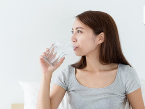 睡前喝水對身體好？循環權威：這２個時間喝最有效，還能降血壓、預防腦中風｜每日健康 Health