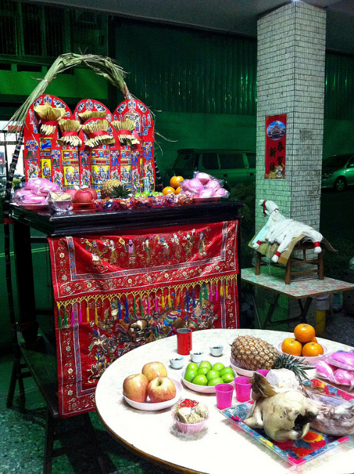 (民间拜天公多有顶桌,下桌之分) dal lu/flickr / via  https://www.