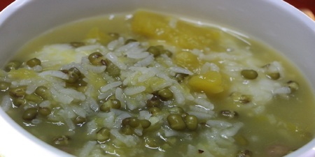 濕氣不除百病纏身！快來一碗「綠豆八寶粥」幫身體清熱、利濕、消暑
