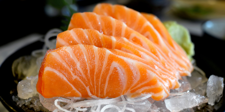 為什麼日本人天天吃生魚片，腸子卻不會長寄生蟲？原來秘密就在「這一杯」