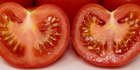 怎麼分辨蕃茄有沒有打生長素？專家教２招一秒分辨，別讓家人吃下「化學蕃茄」