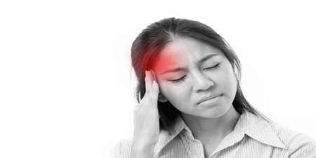 不是頭一邊在痛就叫「偏頭痛」！3種情況符合2項才有可能