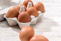 紅蛋、白蛋哪一個比較健康？營養師教你5招「挑蛋秘訣」