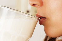 喝牛奶易得骨鬆！醫：牛奶易使鈣質流失，除非..