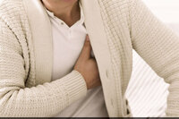 男半年隱隱胸痛，心肌梗塞險送命　醫：這些高危險族群應盡早檢查！