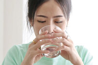 喝水就能降癌症、中風、高血壓風險？！醫：每天這樣喝，增帶氧量、降自由基！