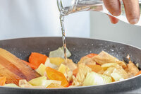 炒菜先用水這樣炒更健康，營養師傳授４招健康用油法！