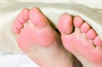 睡覺老是感覺腳在癢.有蟲爬?醫:3症狀留意不寧腿症候群!