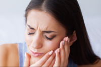 牙齦腫竟是急性骨髓性白血病發作！醫籲：認識4大症狀、2種檢查