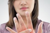 拇指、手腕痛是媽媽手？簡單1招測試，伸展有助改善！