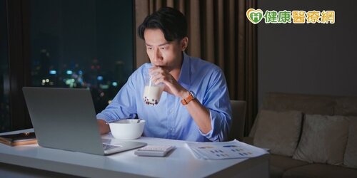 熬夜是肝病的危險因子？　專家揭「誘發肝癌真正因素」