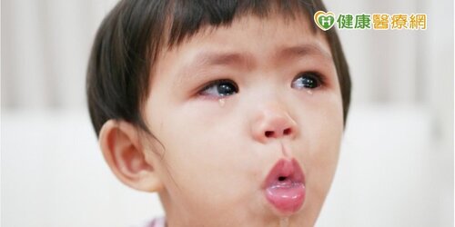 1歲男童好奇吞「水晶寶寶」險窒息專家教急救方式