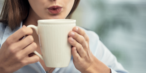 影／早上空腹一杯薑黃粉茶，可以調理「虛寒體質」！哪些生肖身體容易虛寒？如何治療？