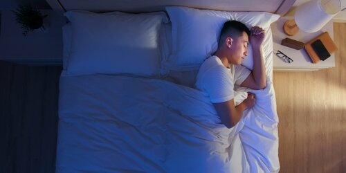 睡覺前可以吃宵夜嗎？ 睡前運動該隔多久時間？ 醫師：練習「靜態活動」提升睡眠品質