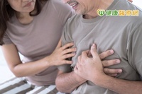 心臟病發作是什麼感覺？　只有突然、劇烈的擠壓胸口痛？　