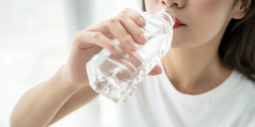 喝瓶裝水讓男生「長不大」、女生性早熟？ 毒物專家：寶特瓶勿重複使用！
