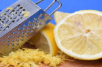 還只會榨汁嗎？「檸檬皮」9種妙用法別再錯過！防癌、去腳皮、降膽固醇，居家清潔一把罩