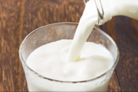 防骨鬆、骨折別只補鈣、喝牛奶！營養師指６關鍵有助防範。