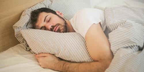 睡多睡好都有害！　研究顯示：睡眠時間長短影響「認知功能」
