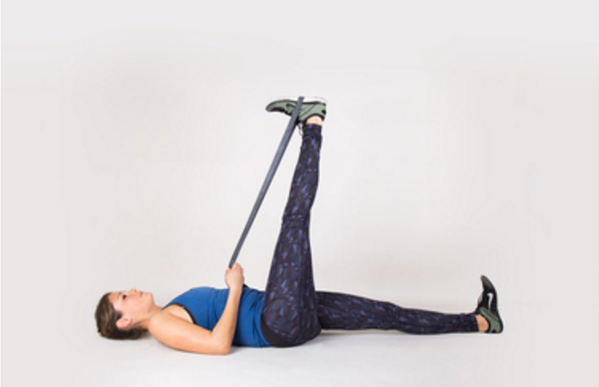 仰躺,左脚伸直,右脚向上抬高,用弹力阻带绕过脚底板,双手用力拉伸