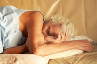 中年失眠竟會導致老年認知能力下降！芬蘭研究：失眠影響大腦健康