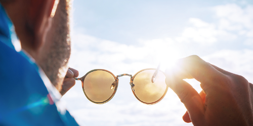 太陽眼鏡沒抗UV400更傷眼！挑選３重點助防白內障、黃斑部病變。