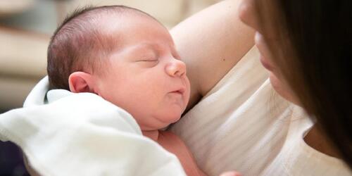 嬰兒驚傳感染「腸病毒」出生34天不治身亡　醫：親親抱抱是防疫大漏洞