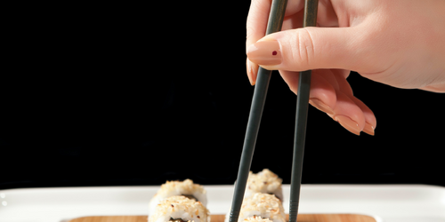 日本發明讓飯菜變鹹的「電筷子」　減少吃鹽美味不減！低鈉飲食者的福音來啦