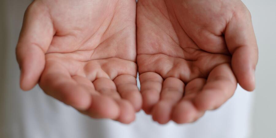 手掌兩側長出「不明紅斑」恐患肝癌！專家揭「肝掌」成因及症狀