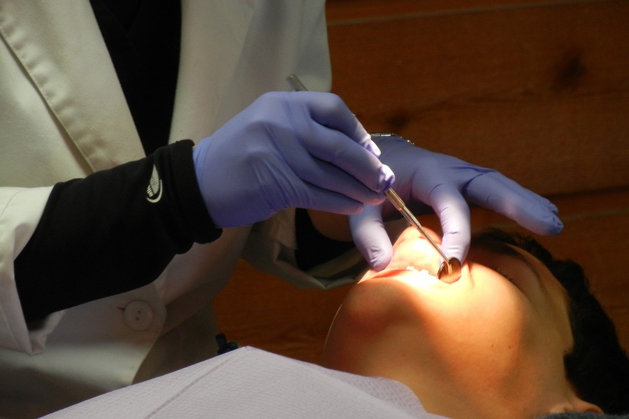 嘴生瘡竟是愛滋病徵兆？　牙醫點出「8種可以從口腔狀況看出來的疾病」